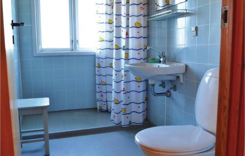 La salle de bains est pourvue d'un lavabo, de toilettes et d'un rideau de douche. dans l'établissement Karin, à Fanø