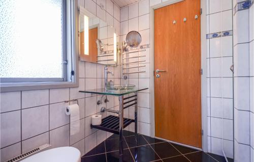 uma casa de banho com um WC e uma mesa de vidro em 4 Bedroom Nice Home In Kolind em Kolind
