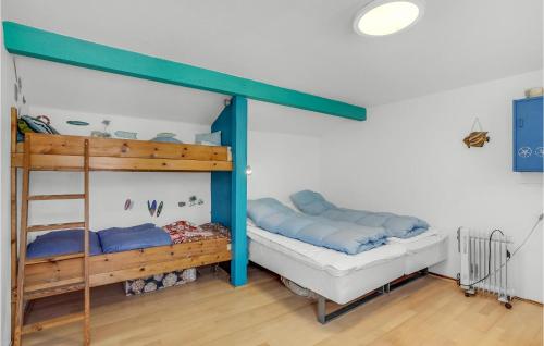 ロービュにある3 Bedroom Awesome Home In Rdbyの二段ベッド2組とはしごが備わる客室です。
