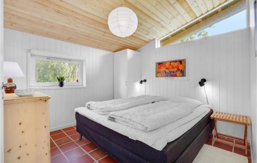 Un pat sau paturi într-o cameră la Beautiful Home In Humble With Kitchen