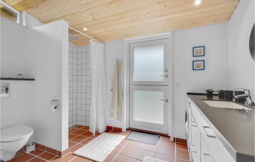 een badkamer met een toilet, een wastafel en een douche bij Beautiful Home In Humble With Kitchen in Humble