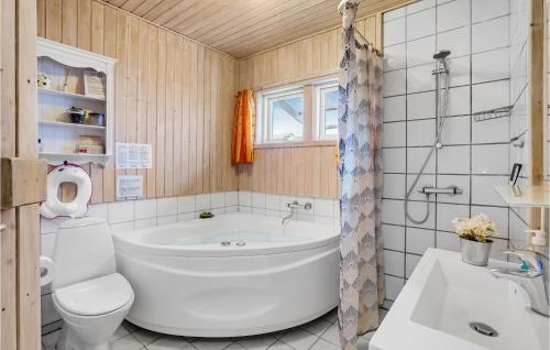 HejlsにあるAwesome Home In Hejls With 4 Bedrooms, Sauna And Wifiのバスルーム(バスタブ、トイレ、シンク付)