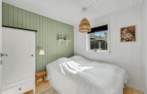 een slaapkamer met een wit bed en een raam bij Awesome Home In Tarm With Kitchen in Tarm
