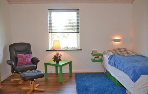 um quarto com uma cama, uma cadeira e uma janela em Beautiful Home In Tarm With Kitchen em Fjerbæk