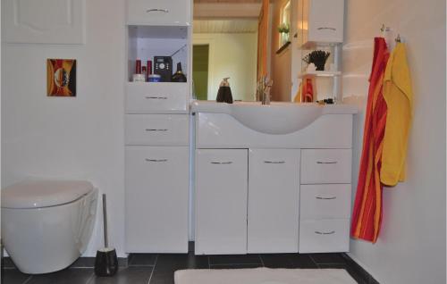 y baño con lavabo y aseo. en Beautiful Home In Tarm With Kitchen en Fjerbæk