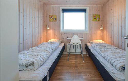 ノーポにあるAwesome Home In Nordborg With 4 Bedrooms, Sauna And Wifiの窓付きの小さな部屋のベッド2台