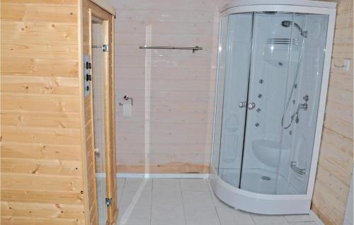 y baño con ducha y puerta de cristal. en Nice Home In Sydals With Wifi, en Skovby