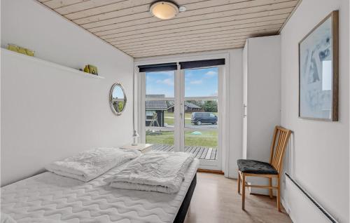ノーポにあるNice Home In Nordborg With 4 Bedrooms, Sauna And Wifiの白いベッドルーム(ベッド1台、窓付)