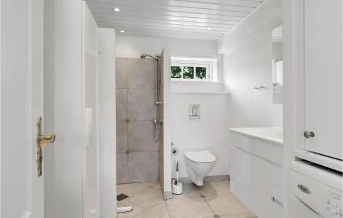 スヴァネケにあるStunning Apartment In Svaneke With 1 Bedroomsの白いバスルーム(トイレ、シャワー付)