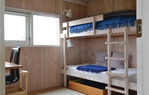 een kamer met 2 stapelbedden en een raam bij 3 Bedroom Awesome Home In Fan in Fanø