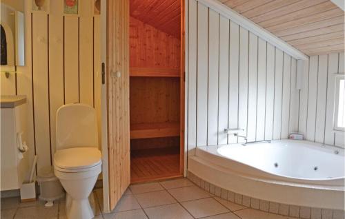 3 Bedroom Awesome Home In Fan في فانو: حمام مع حوض استحمام ومرحاض
