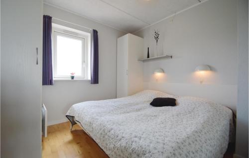 Habitación blanca con cama y ventana en Nice Home In Hjer With Kitchen, en Emmerlev