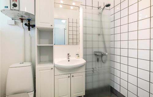 Strandby Gårdeにある1 Bedroom Lovely Apartment In Nexの白いバスルーム(洗面台、トイレ付)