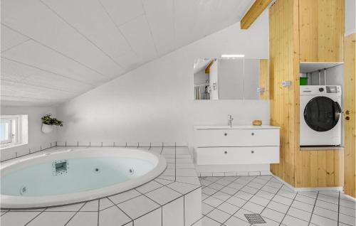 OksbølにあるStunning Home In Oksbl With Kitchenの白いバスルーム(バスタブ、洗濯機付)