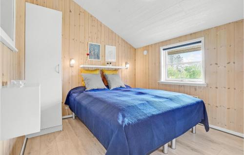 OksbølにあるStunning Home In Oksbl With Kitchenの窓付きの客室で、大きな青いベッド1台を利用できます。