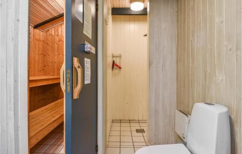 HemmetにあるAwesome Home In Hemmet With 3 Bedrooms, Sauna And Wifiのバスルーム(トイレ付)が備わります。