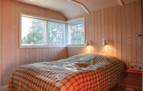 - une chambre avec un lit dans une chambre avec 2 fenêtres dans l'établissement Amazing Home In Hornbk With Sauna, à Hornbæk