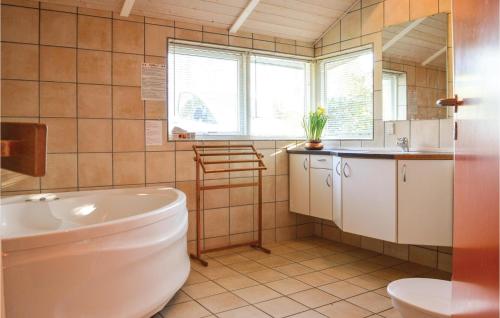 La salle de bains est pourvue de toilettes et d'un lavabo. dans l'établissement Amazing Home In Hornbk With Sauna, à Hornbæk