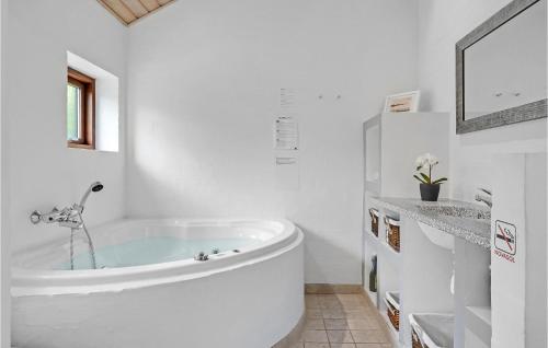 エーベルトフトにあるAwesome Home In Ebeltoft With 3 Bedrooms And Wifiの白いバスルーム(バスタブ、シンク付)