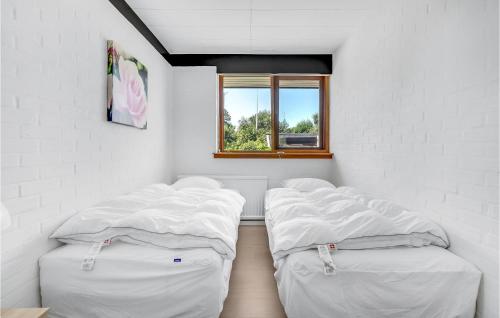 Postel nebo postele na pokoji v ubytování 3 Bedroom Cozy Home In Frrup
