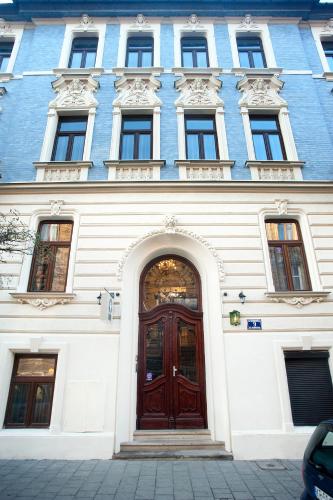 un edificio con una porta di legno di fronte di Leone Aparthotel a Cracovia