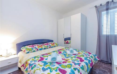 1 dormitorio con 1 cama con 2 toallas en Stunning Apartment In Kostrena With Kitchen, en Kostrena