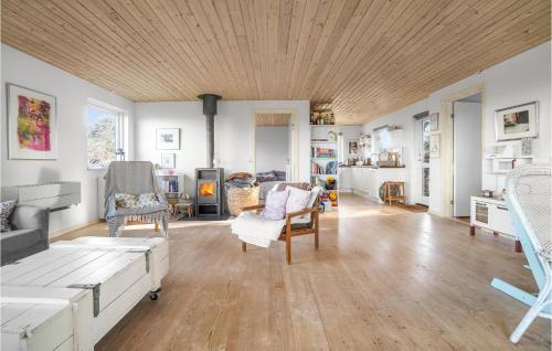 a living room with a wooden ceiling at 4 Bedroom Stunning Home In Fårevejle in Fårevejle