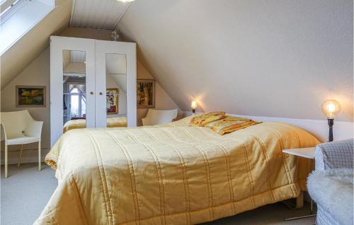 1 dormitorio con 1 cama grande con manta amarilla en Beautiful Apartment In Nex With Wifi en Neksø