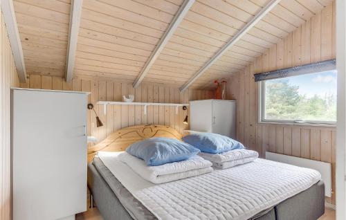 BolilmarkにあるLovely Home In Rm With Kitchenの木製の部屋にベッド1台が備わるベッドルーム1室があります。