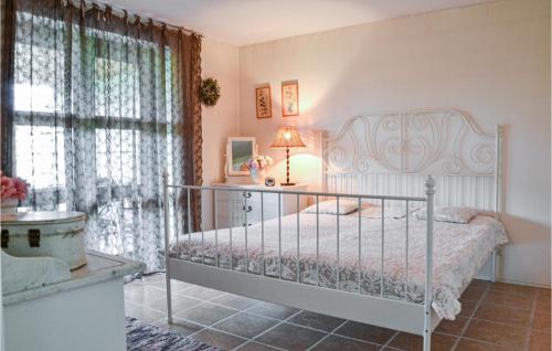 1 dormitorio con cama y ventana en Cozy Home In Jgerspris With Kitchen, en Jægerspris