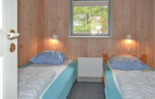 バイアス・スタンにあるBeautiful Home In Vejers Strand With 4 Bedrooms, Sauna And Wifiの窓付きの部屋 ベッド2台