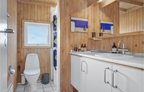 Koupelna v ubytování 3 Bedroom Lovely Home In Knebel