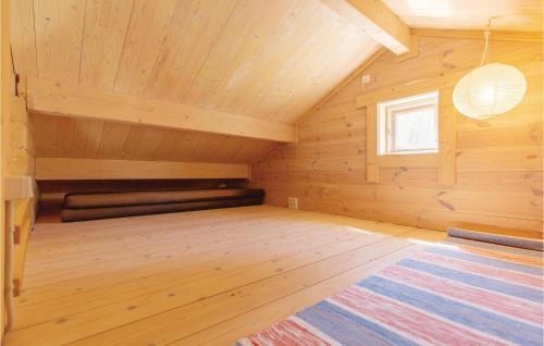 uma cabana de madeira com um tapete num quarto em Pet Friendly Home In Grlev With Wifi em Gørlev
