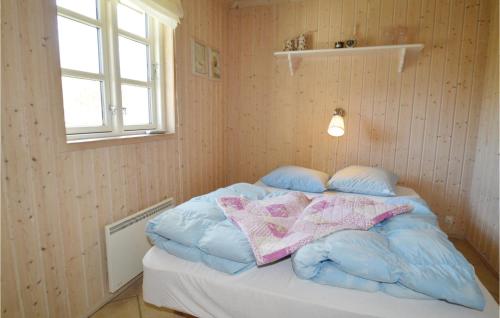 Bøtø ByにあるPet Friendly Home In Vggerlse With Kitchenのベッドルーム1室(青とピンクの毛布を使用したベッド1台付)