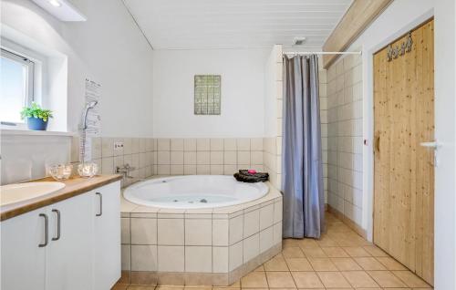 biała łazienka z wanną i prysznicem w obiekcie Amazing Home In Faaborg With Wifi w mieście Bogentved