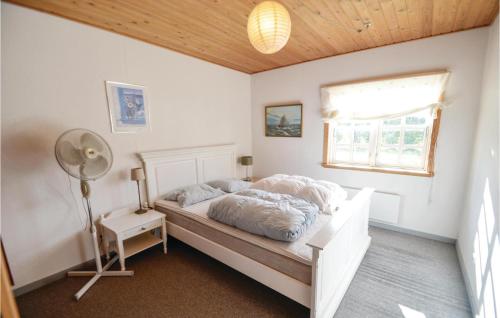 1 dormitorio con 1 cama con ventilador y ventana en Nice Home In Knebel With Kitchen, en Knebel