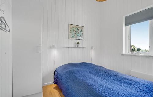 sypialnia z łóżkiem z niebieskim kocem w obiekcie Amazing Home In Faaborg With Wifi w mieście Bogentved