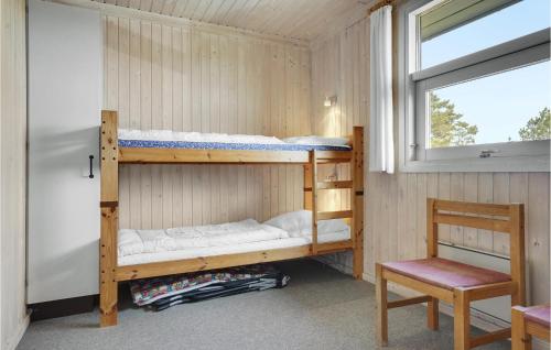 Bjerregårdにある3 Bedroom Amazing Home In Hvide Sandeの窓付きの客室で、二段ベッド2台が備わります。