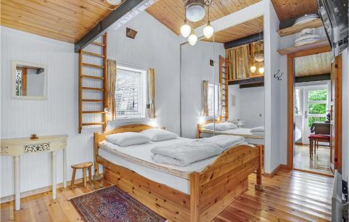 - une chambre avec un grand lit en bois dans l'établissement Gorgeous Home In Ebeltoft With Wifi, à Ebeltoft