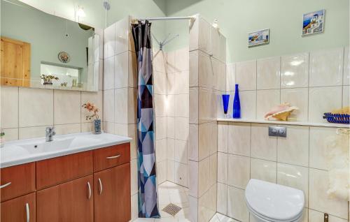 La salle de bains est pourvue de toilettes, d'un lavabo et d'une douche. dans l'établissement Gorgeous Home In Ebeltoft With Wifi, à Ebeltoft