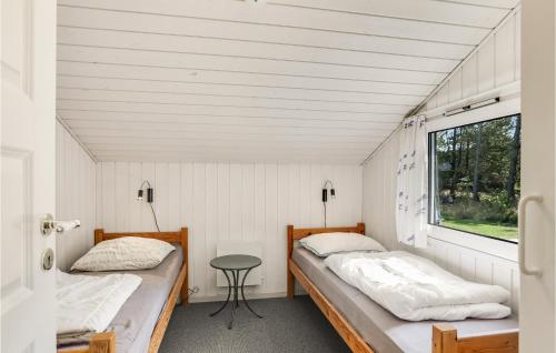 JerupにあるSteenboの窓付きの小さな部屋のベッド2台