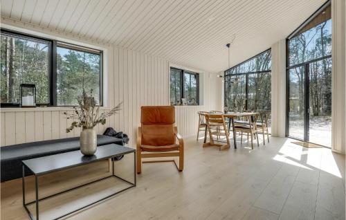 Posezení v ubytování Beautiful Home In Nexø With Kitchen