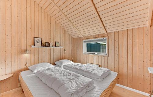 BjerregårdにあるGorgeous Home In Hvide Sande With Kitchenのベッド2台 木製の壁の部屋