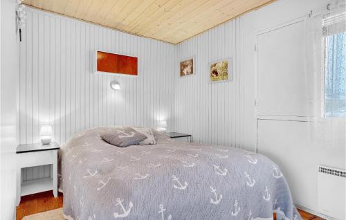 um quarto branco com uma cama e uma janela em Beautiful Home In lsted With 2 Bedrooms And Wifi em Ølsted