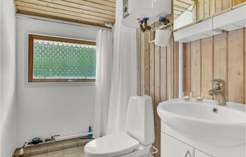 ein Bad mit einem WC und einem Waschbecken in der Unterkunft Paradiset in Skattebølle
