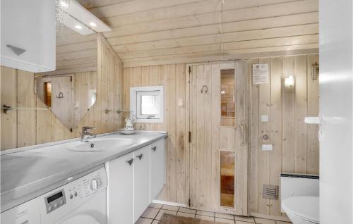Bjerregårdにある2 Bedroom Awesome Home In Hvide Sandeのバスルーム(洗面台、トイレ付)