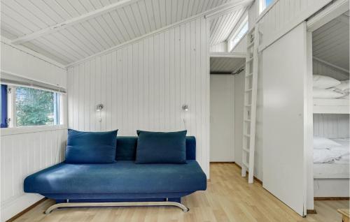 ein blaues Sofa in einem Zimmer mit einem Schlafzimmer in der Unterkunft Lovely Home In Hampen With Kitchen in Hampen