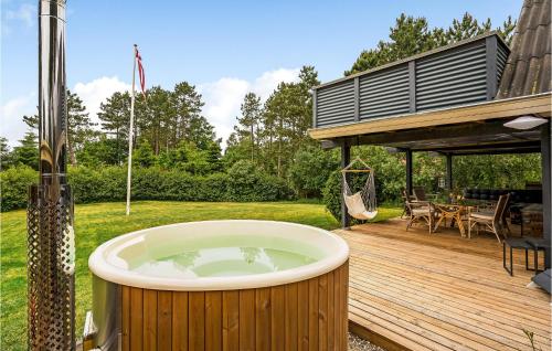 eine Whirlpool-Badewanne auf einer Terrasse im Hof in der Unterkunft Holiday Home Telefonvejen X in Fjellerup Strand