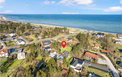 eine Luftansicht eines Hauses mit rotem Marker in der Unterkunft Holiday Home Telefonvejen X in Fjellerup Strand