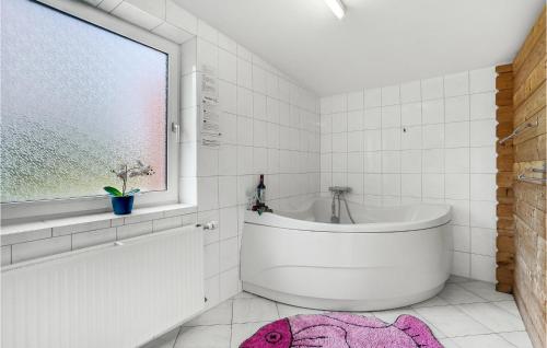 baño blanco con bañera y ventana en Cozy Home In Sydals With Wifi en Kegnæshøj